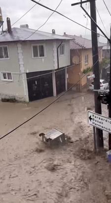 Bursa'da sel meydana geldi; evleri su bastı, çatı çöktü