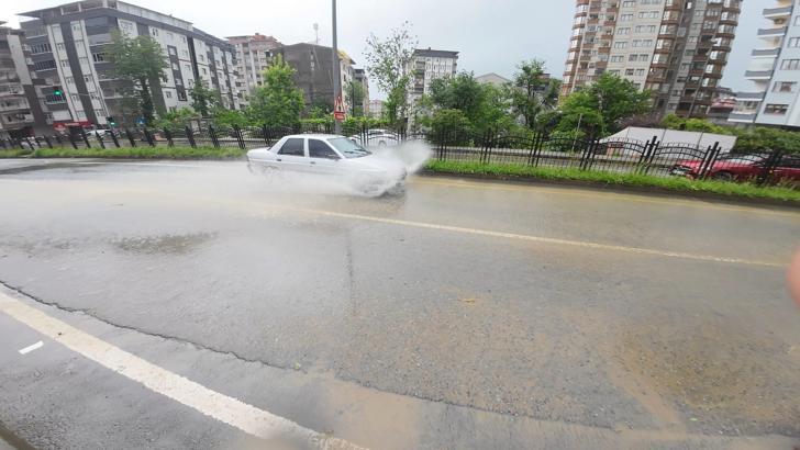 Rize'de sağanak; yollar göle döndü