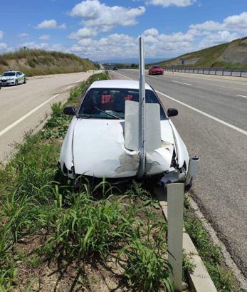 Yön tabelasına çarpan otomobilde sürücü ile eşi yaralandı