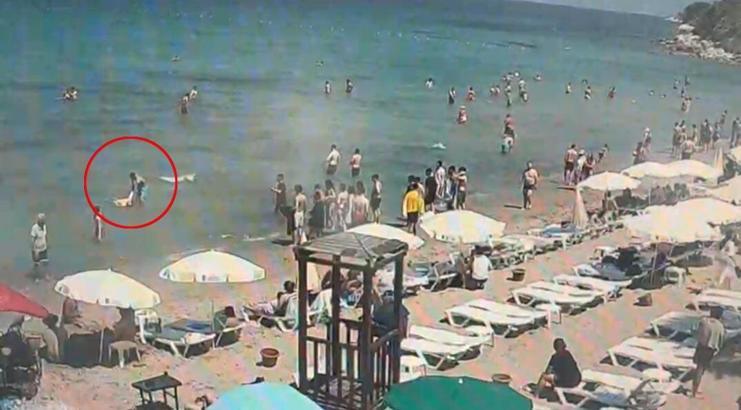 Denizde boğulma tehlikesi geçiren Çinli turist kurtarıldı; o anlar kamerada