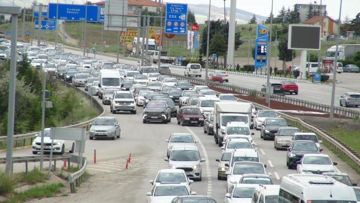 'Kilit kavşak' Kırıkkale'de bayram dönüşü trafiği başladı