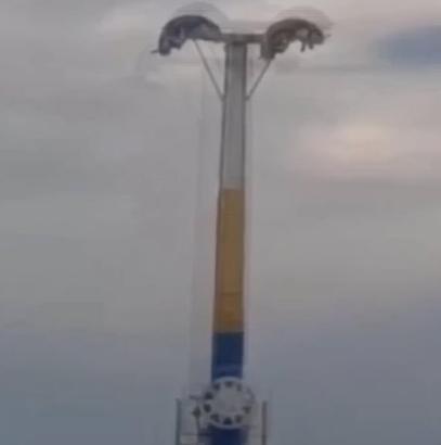 Lunaparkta arızalanan oyuncakta baş aşağı mahsur kaldılar
