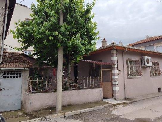 Kiraz toplarken demir korkuluğun üzerine düşüp öldü