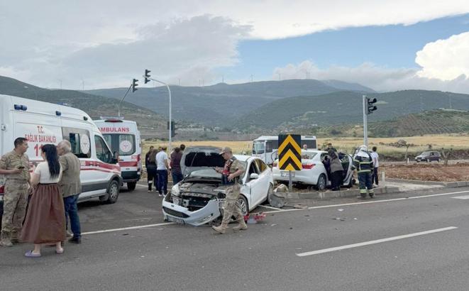 Gaziantep’te iki otomobil çarpıştı; 1'i çocuk 5 yaralı