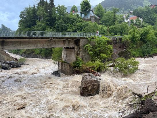 Artvin’de sağanak; dere taştı