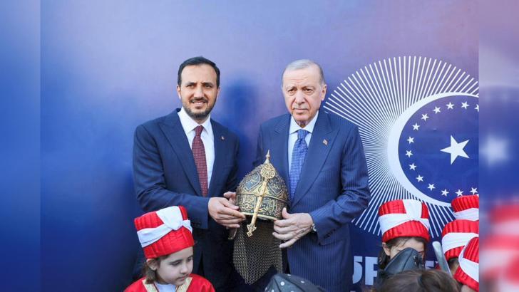 Cumhurbaşkanı Erdoğan'a özel hazırlanan miğfer hediye edildi