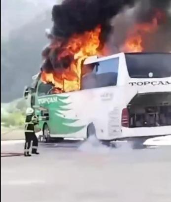 Terminalde yolcu otobüsü alev alev yandı