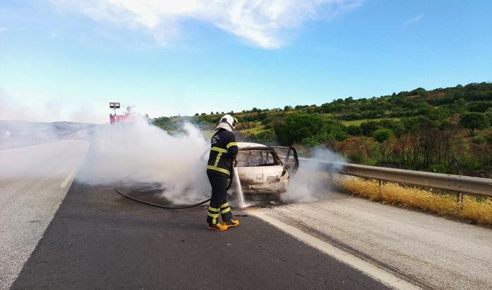 Gaziantep’te seyir halindeki otomobil yandı