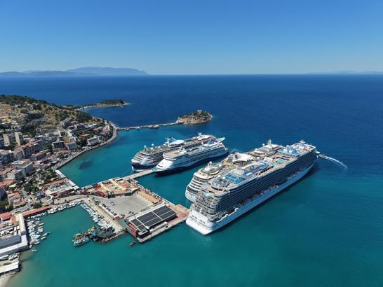 Kuşadası'na 4 kruvaziyer ile denizden 9 bin 125 turist geldi