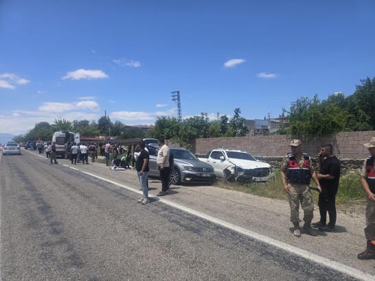 Kilis'te hafif ticari araç ile otomobil çarpıştı; 9 yaralı