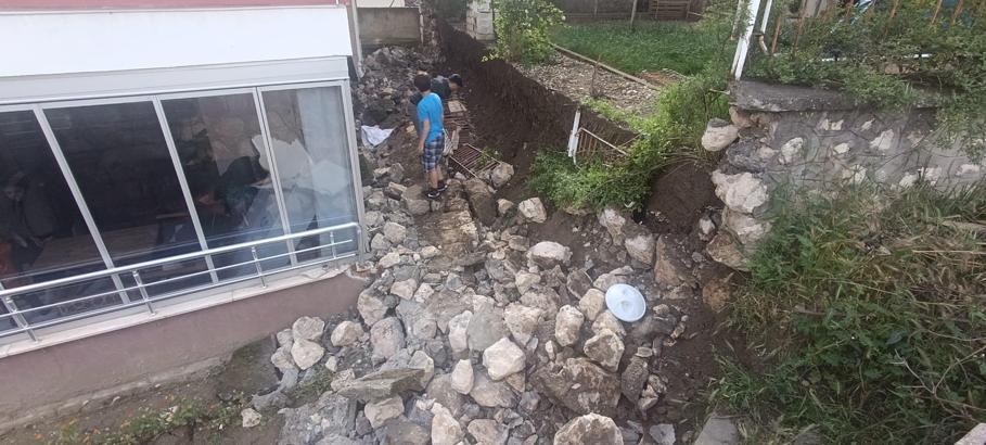 Amasya'da istinat duvarının çökme anı kamerada