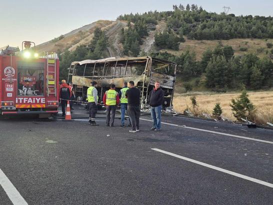 Denizli'de bariyerlere çarpan yolcu otobüsü yandı: 1'i bebek 8 ölü, 33 yaralı