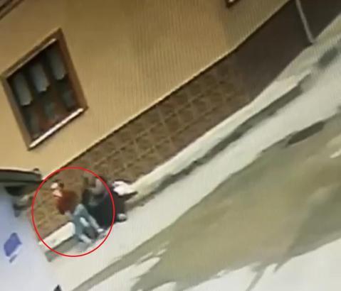 Sahibinin boynundaki altınları çaldı; olay kamerada