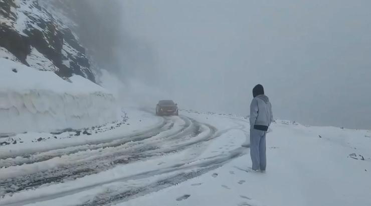 Macahel Geçidi, mayıs karı ile beyaza büründü