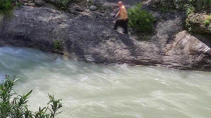 Serinlemek için girdiği çayda akıntıya kapılarak kayboldu