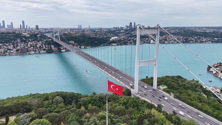 Turkuaz renge bürünen İstanbul Boğazı havadan görüntülendi