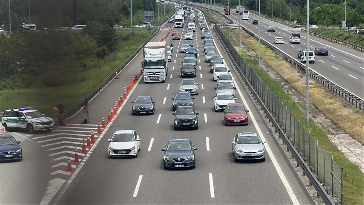 Anadolu Otoyolu'nun Bolu geçişinde trafik yoğunluğu (2)