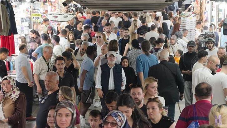 Bayram tatilinin son gününde Eminönü’nde alışveriÅŸ yoÄŸunluÄŸu
