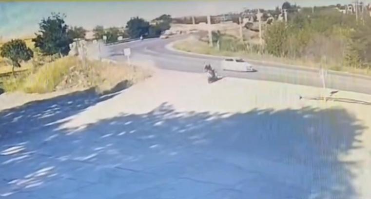 Bariyerlere çarpan motsiketin sürücüsü öldü; kaza anı kamerada