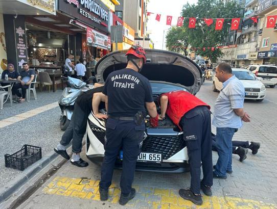 Kaputa saklanan yavru kedi, itfaiyeyi ekibini peşinden koşturdu