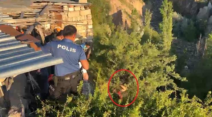 Tedaviyi reddedip kaçtı, dere yatağına düşerek ağaçta asılı kaldı