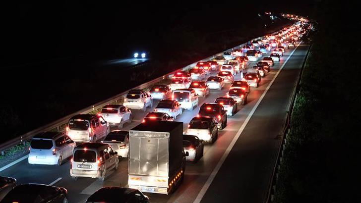 Anadolu Otoyolu Düzce geçişinde trafik durma noktasına geldi