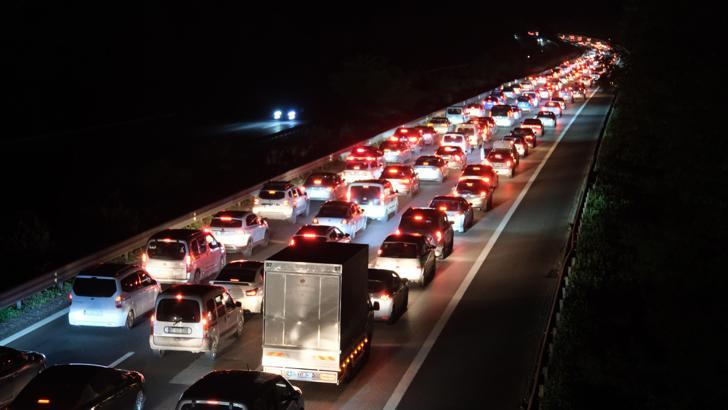 Anadolu Otoyolu Düzce geçişinde trafik durma noktasına geldi