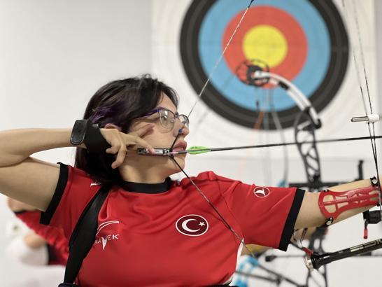 6 aylıkken felç kalan Zeynep Sena, okçulukta Avrupa kürsüsüne çıktı