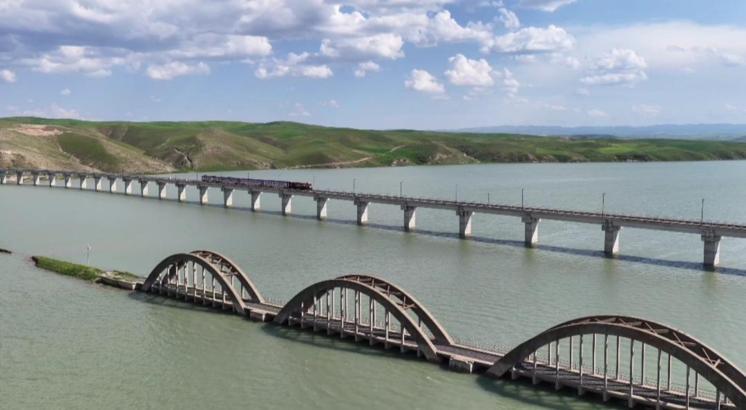 Batman'da bir kısmı su altında kalan tarihi köprü, dronla görüntülendi