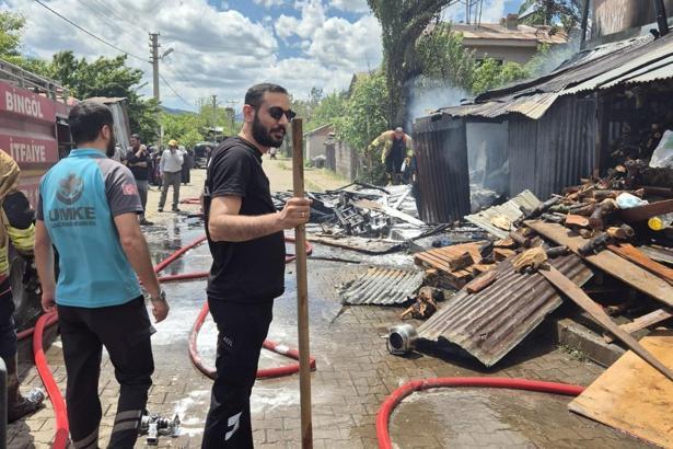 Bingöl’de ev yangınında 2 kişi dumandan etkilendi