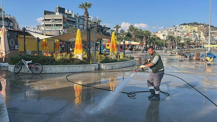 Kuşadası'nda bayram tatilinde 3 bin bin 67 ton çöp toplandı