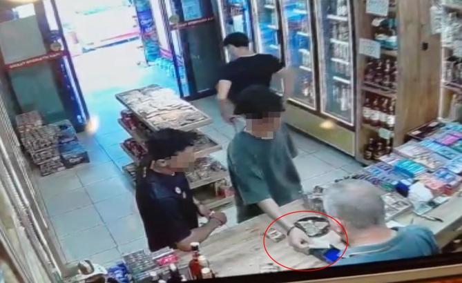 Yolda buldukları kredi kartıyla alışveriş yapan şüpheliler kamerada