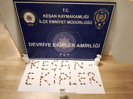 Edirne’de arama yapılan evde 120 sentetik uyuşturucu hap ele geçirildi
