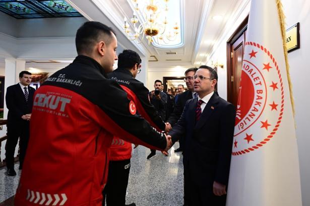 Bakan Gürlek, HSK üyeleri, birim amirleri ve bakanlık personeliyle bayramlaştı