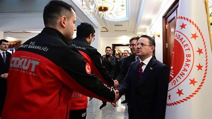 Bakan Gürlek, HSK üyeleri, birim amirleri ve bakanlık personeliyle bayramlaştı