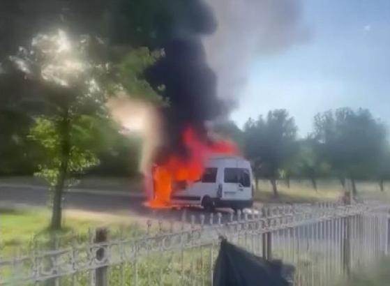 Diyarbakır’da seyir halindeki minibüs alev alev yandı
