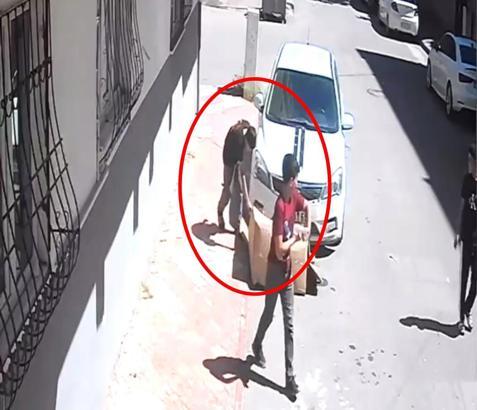 Çocuğun yaktığı karton, otomobili tutuşturdu; o anlar kamerada