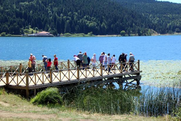 Bayramda Abant Gölü ile Yedigöller ve Gölcük tabiat parklarını binlerce kişi ziyaret etti
