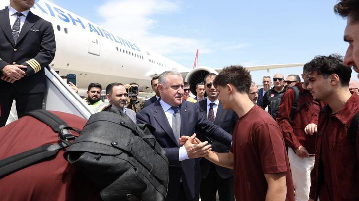 Bakan Bak milli futbolcuları ABD’ye uğurladı