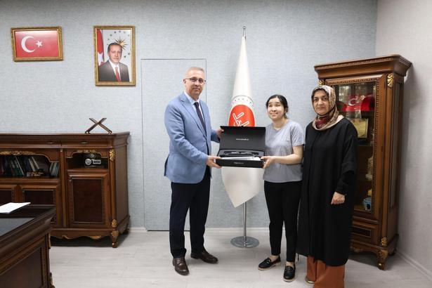Müftülükten görme engelli öğrenciye akıllı baston desteği