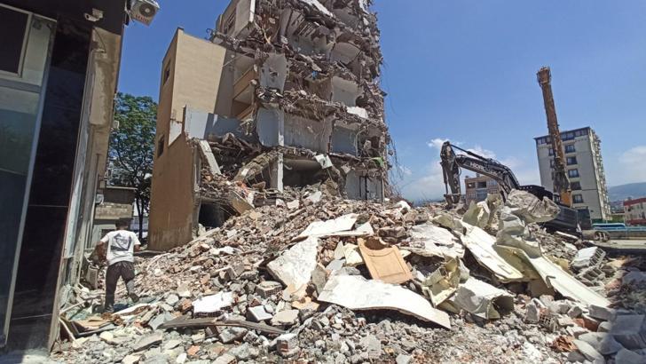 Ağır hasarlı binanın yıkımı sağlam binaya zarar verdi