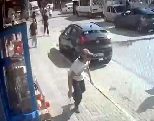 Avcılar’da çocuk kavgasına büyükler karıştı: 1 yaralı, 3 gözaltı