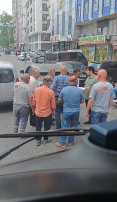 Sultangazi'de iki sürücünün tekmeli yumruklu kavgası kamerada