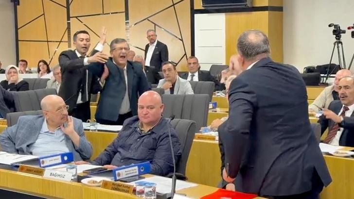Afyonkarahisar Belediyesi'nde gergin meclis; üyeler arasında tartışma