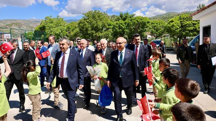 Bakan Tekin: Türkiye'de eğitim öğretime yaptıklarımız devrim kabul ediliyor