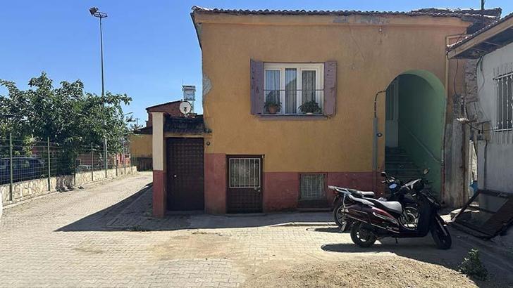 İzmir'de evin kapısına asılan poşette yeni doğmuş bebek bulundu