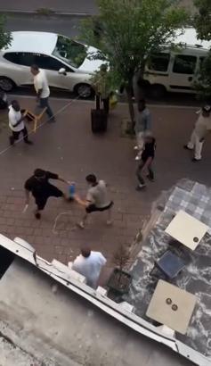 Fatih’te yabancı uyruklu kişilerin bıçaklı kavgası kamerada