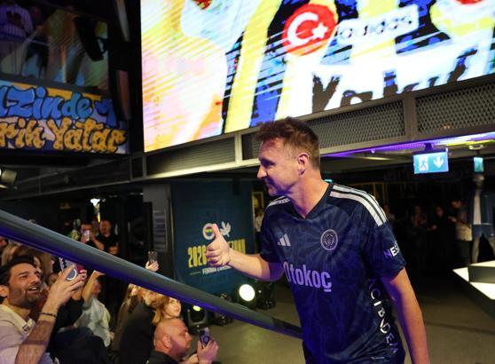 Fenerbahçe, 120’nci yıla özel yeni sezon formalarını tanıttı