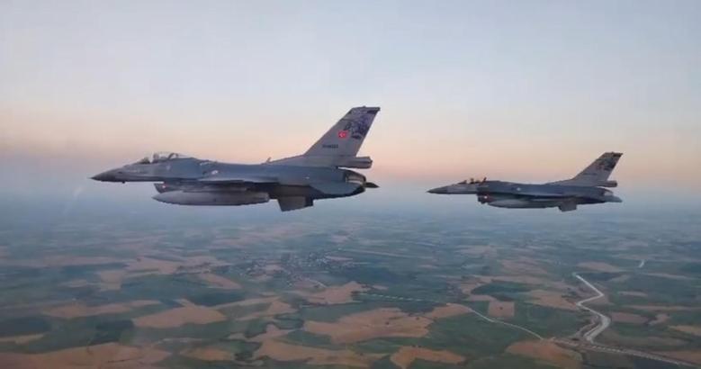 Kozan'da muharip uçak gösterisi