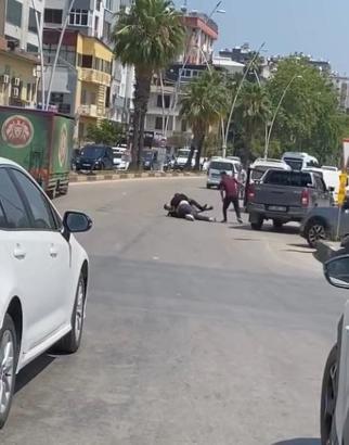 Trafikte yanlarında tüfek bulunan 2 kişi, kamyonet sürücüsünü sopayla darbetti